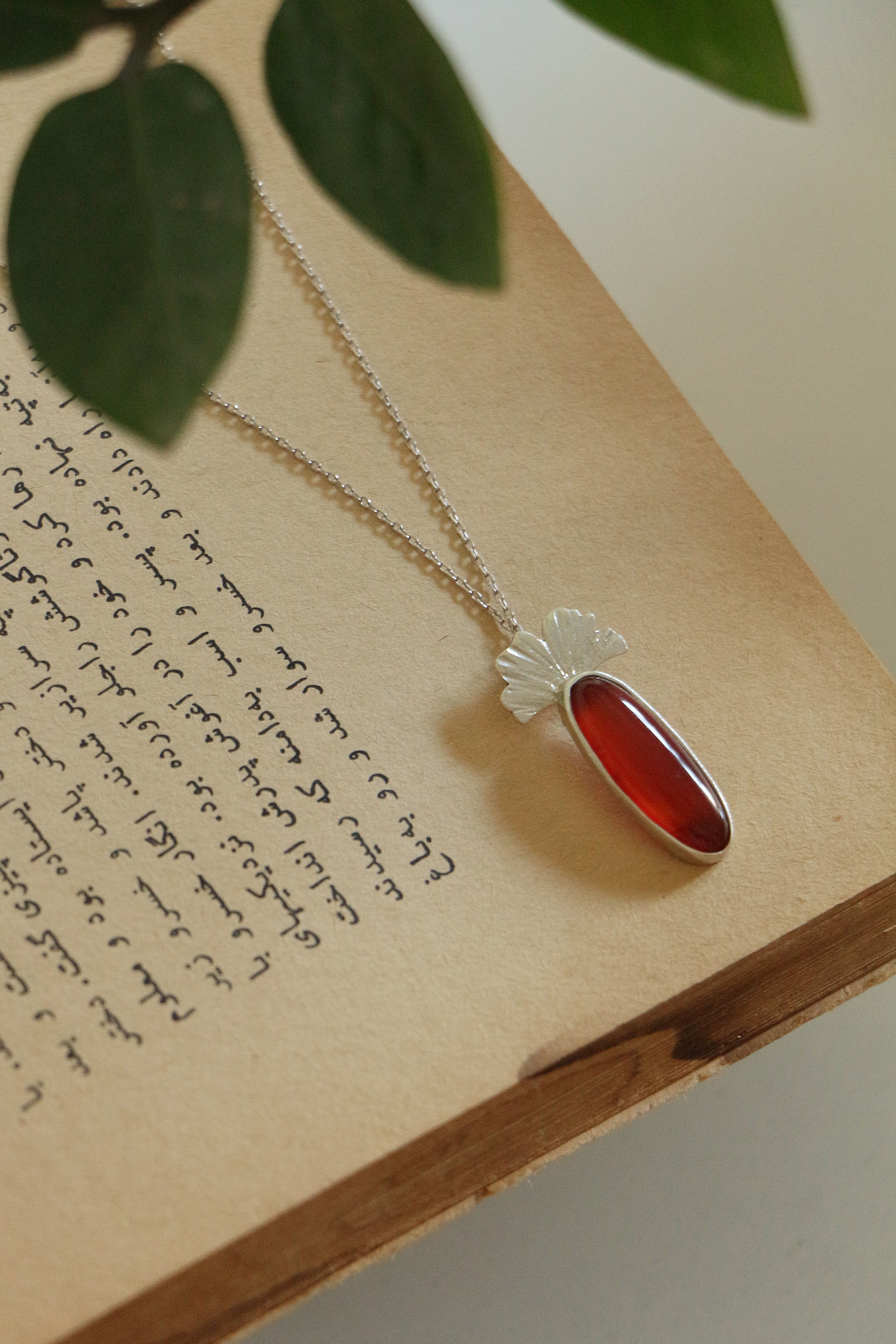 گردنبند نقره برگ جینکو با سنگ عقیق - titilaccessories گرگان